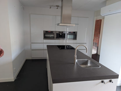 03613 - Witte eilandkeuken met ingebouwde kastenwand