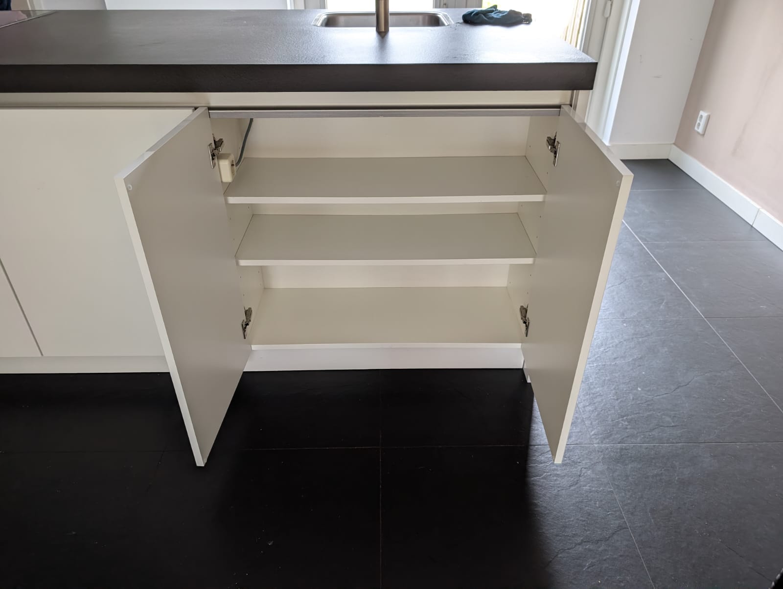 03613 - Witte eilandkeuken met ingebouwde kastenwand
