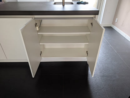 03613 - Witte eilandkeuken met ingebouwde kastenwand