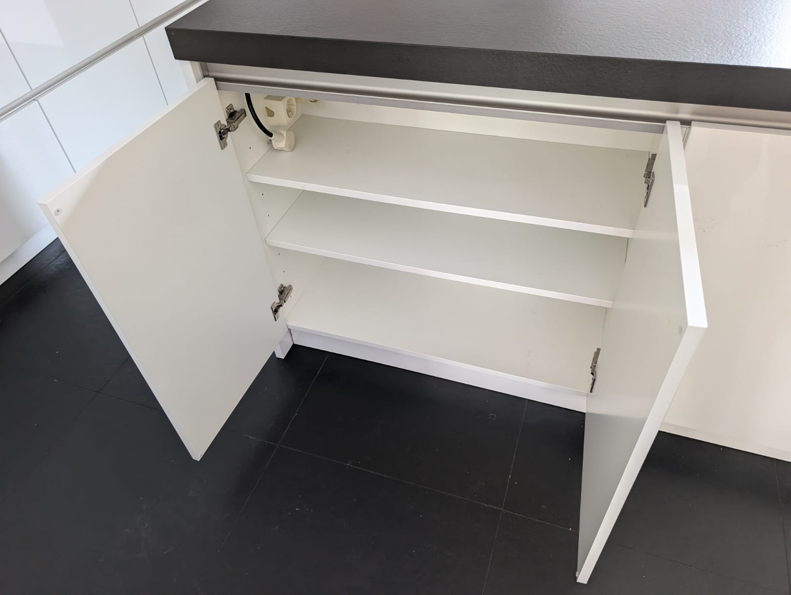 03613 - Witte eilandkeuken met ingebouwde kastenwand