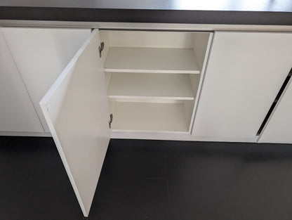 03613 - Witte eilandkeuken met ingebouwde kastenwand