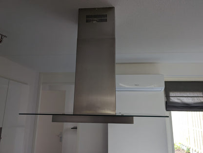 03613 - Witte eilandkeuken met ingebouwde kastenwand