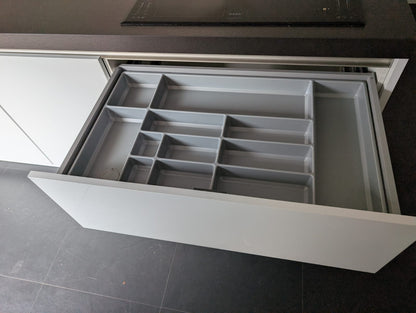 03613 - Witte eilandkeuken met ingebouwde kastenwand