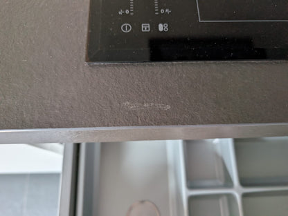 03613 - Witte eilandkeuken met ingebouwde kastenwand