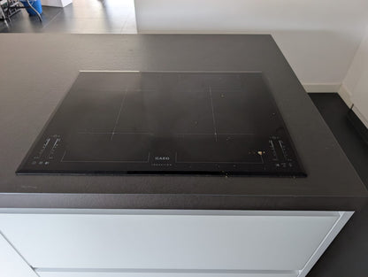 03613 - Witte eilandkeuken met ingebouwde kastenwand