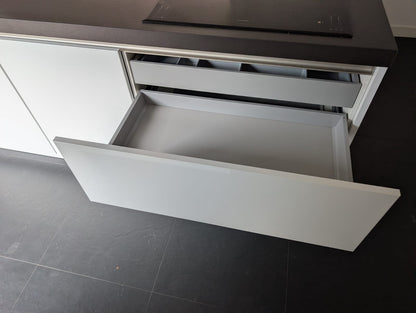 03613 - Witte eilandkeuken met ingebouwde kastenwand