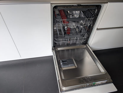 03613 - Witte eilandkeuken met ingebouwde kastenwand