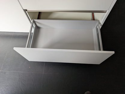03613 - Witte eilandkeuken met ingebouwde kastenwand