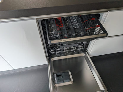 03613 - Witte eilandkeuken met ingebouwde kastenwand