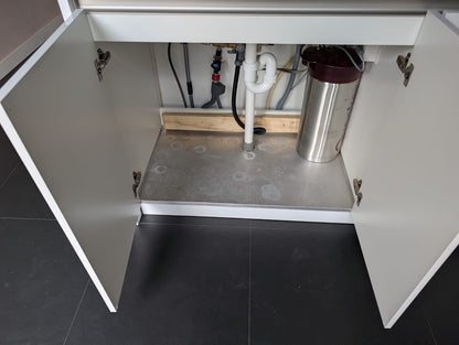 03613 - Witte eilandkeuken met ingebouwde kastenwand