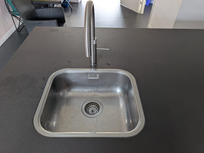 03613 - Witte eilandkeuken met ingebouwde kastenwand