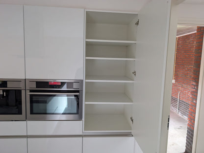 03613 - Witte eilandkeuken met ingebouwde kastenwand