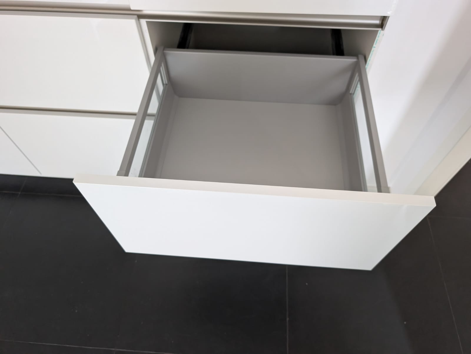 03613 - Witte eilandkeuken met ingebouwde kastenwand