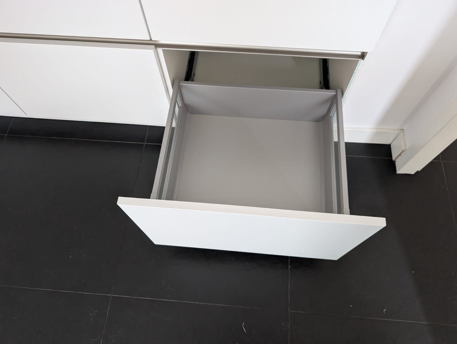 03613 - Witte eilandkeuken met ingebouwde kastenwand