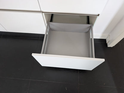 03613 - Witte eilandkeuken met ingebouwde kastenwand