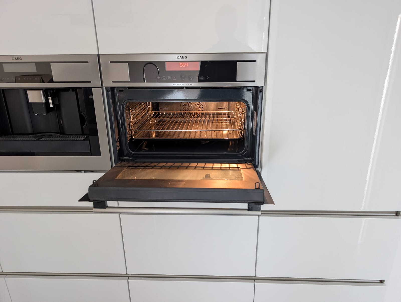 03613 - Witte eilandkeuken met ingebouwde kastenwand