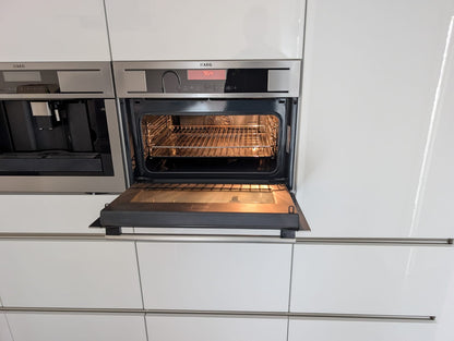 03613 - Witte eilandkeuken met ingebouwde kastenwand