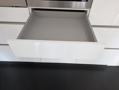 03613 - Witte eilandkeuken met ingebouwde kastenwand