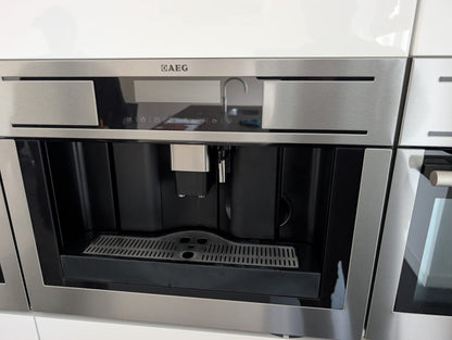 03613 - Witte eilandkeuken met ingebouwde kastenwand