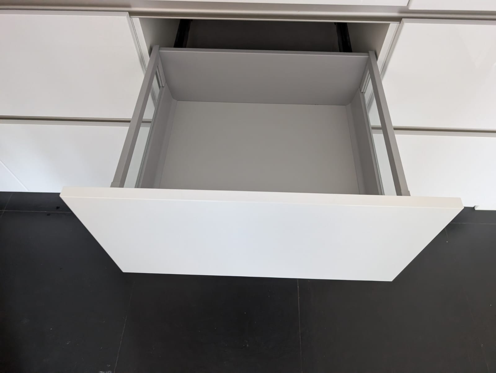 03613 - Witte eilandkeuken met ingebouwde kastenwand