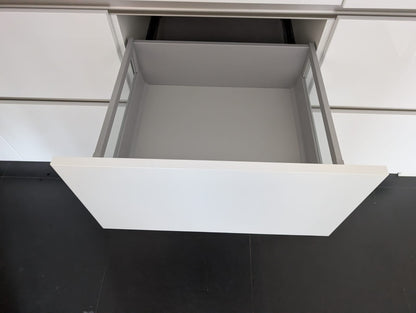 03613 - Witte eilandkeuken met ingebouwde kastenwand