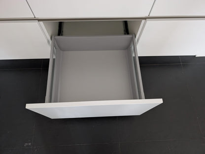 03613 - Witte eilandkeuken met ingebouwde kastenwand