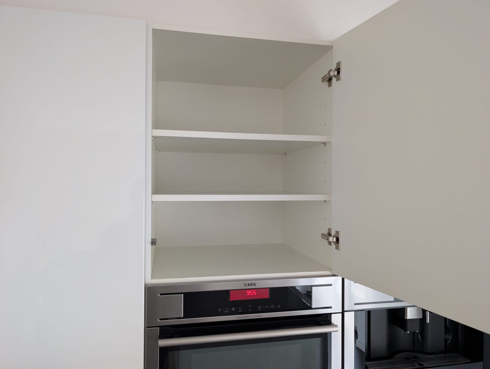 03613 - Witte eilandkeuken met ingebouwde kastenwand
