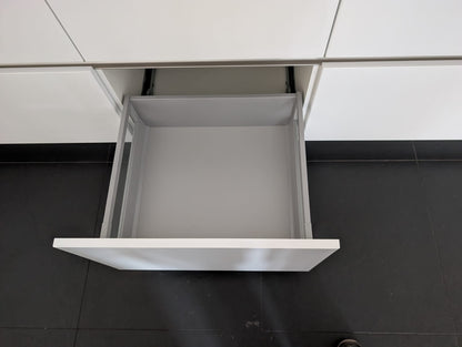 03613 - Witte eilandkeuken met ingebouwde kastenwand