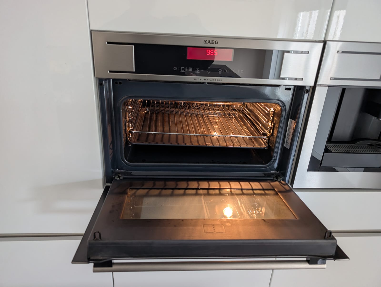 03613 - Witte eilandkeuken met ingebouwde kastenwand