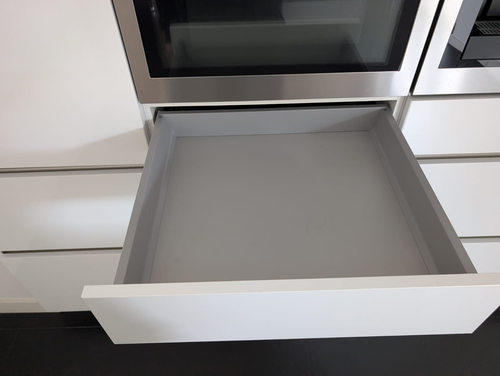 03613 - Witte eilandkeuken met ingebouwde kastenwand