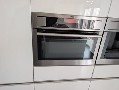 03613 - Witte eilandkeuken met ingebouwde kastenwand