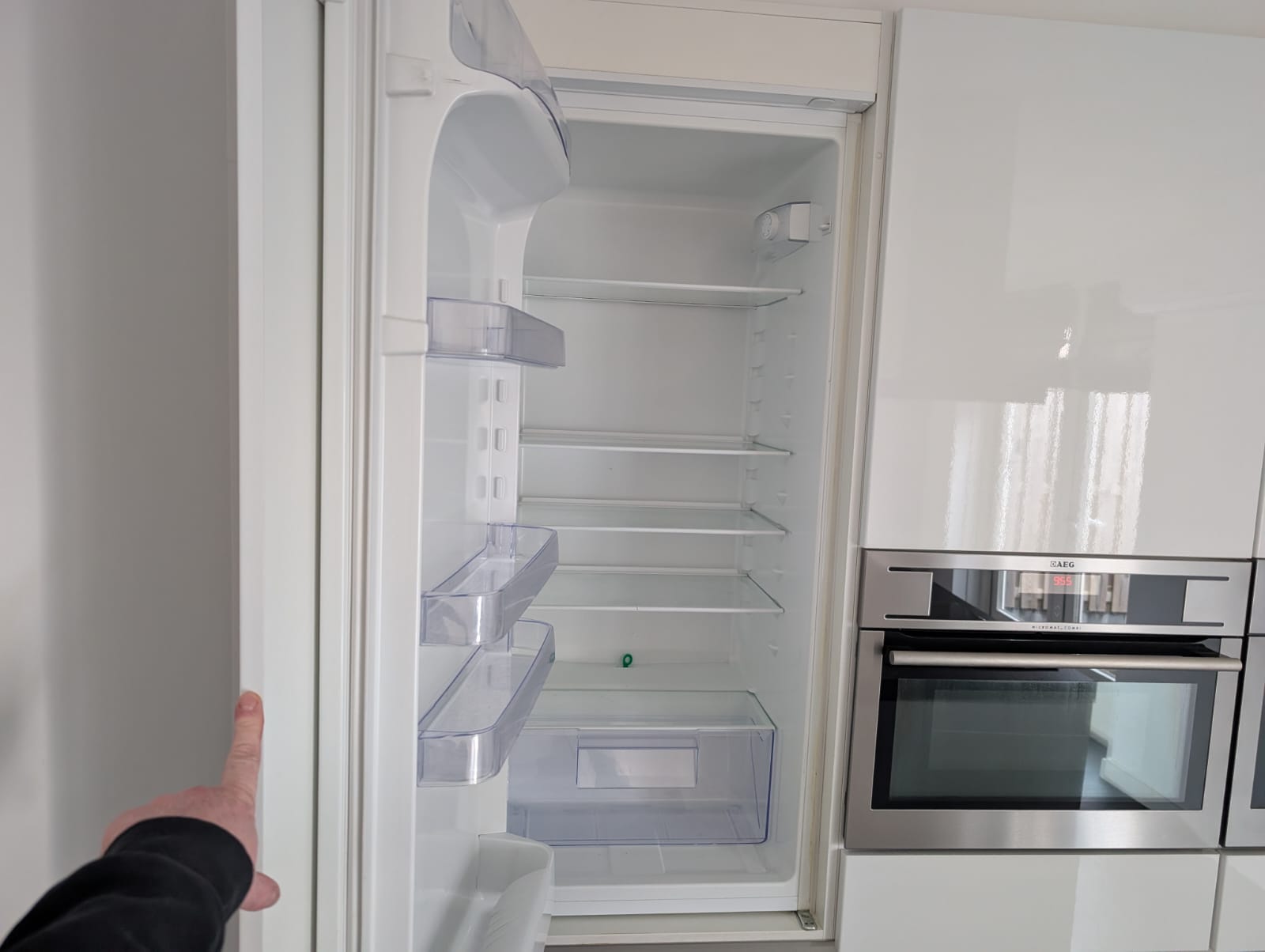 03613 - Witte eilandkeuken met ingebouwde kastenwand