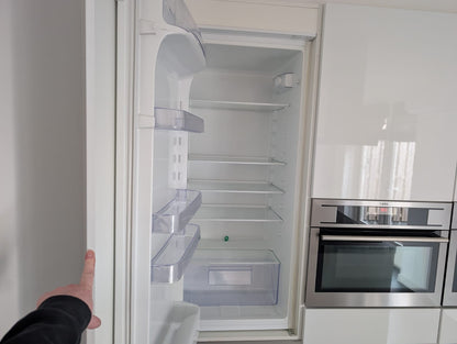 03613 - Witte eilandkeuken met ingebouwde kastenwand