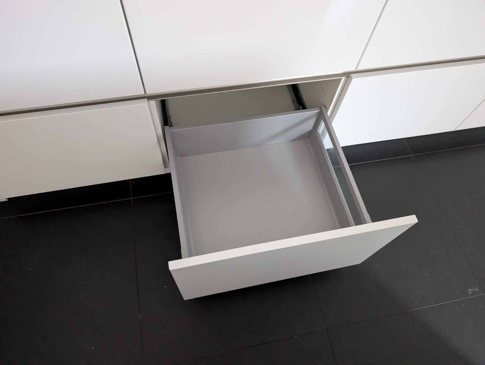 03613 - Witte eilandkeuken met ingebouwde kastenwand