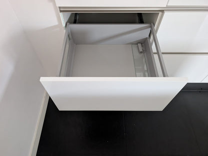 03613 - Witte eilandkeuken met ingebouwde kastenwand