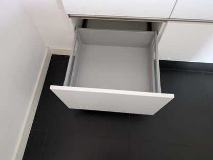03613 - Witte eilandkeuken met ingebouwde kastenwand