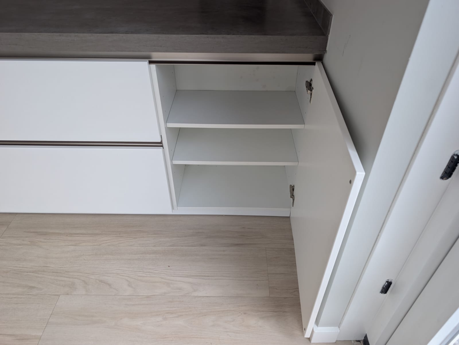 04325 - Witte schiereiland keuken van Schmidt