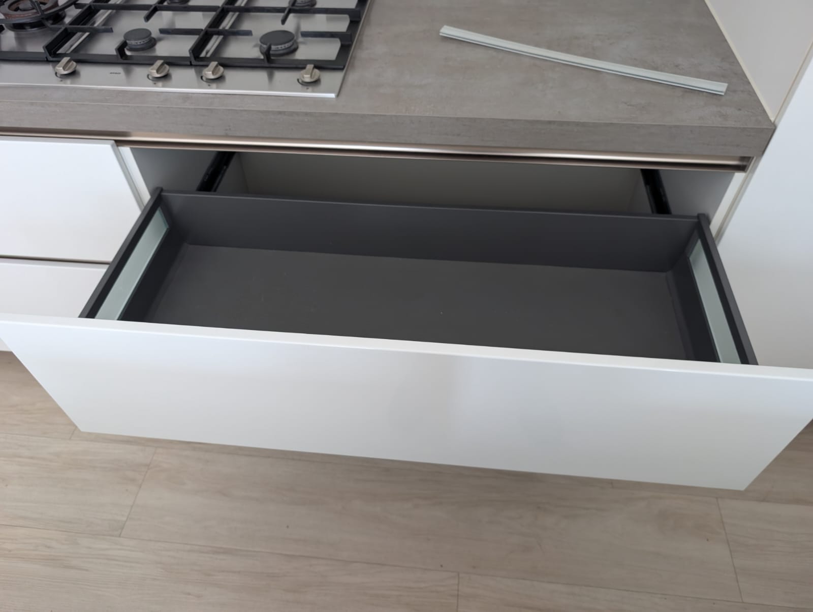 04325 - Witte schiereiland keuken van Schmidt