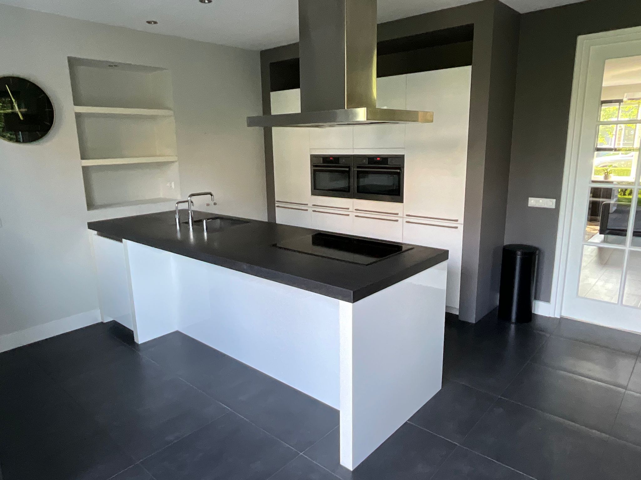 04471 - Modern witte schiereiland keuken