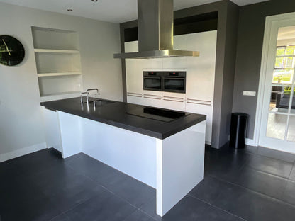 04471 - Modern witte schiereiland keuken