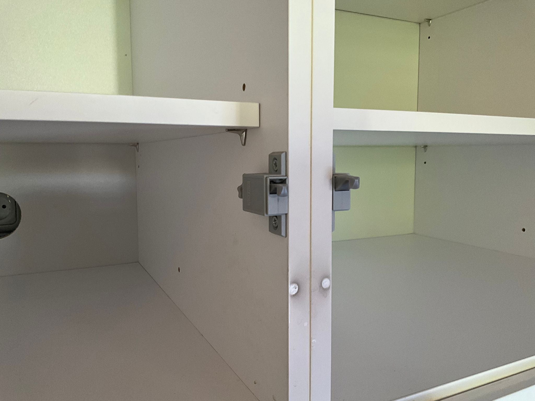 04471 - Modern witte schiereiland keuken