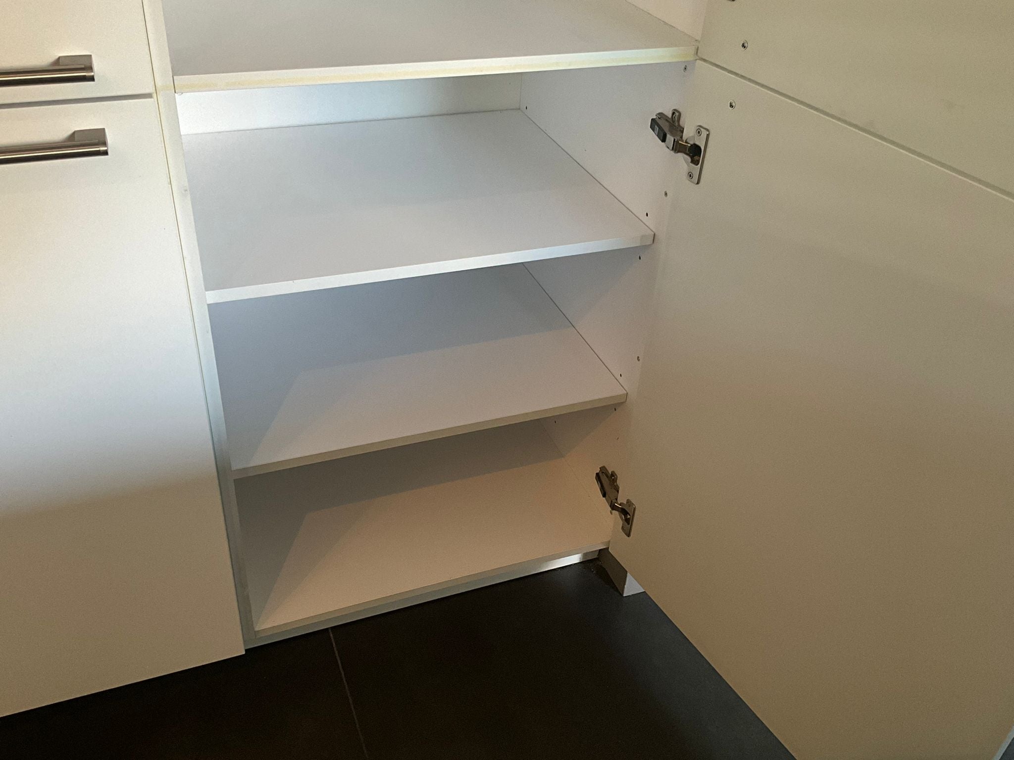 04471 - Modern witte schiereiland keuken