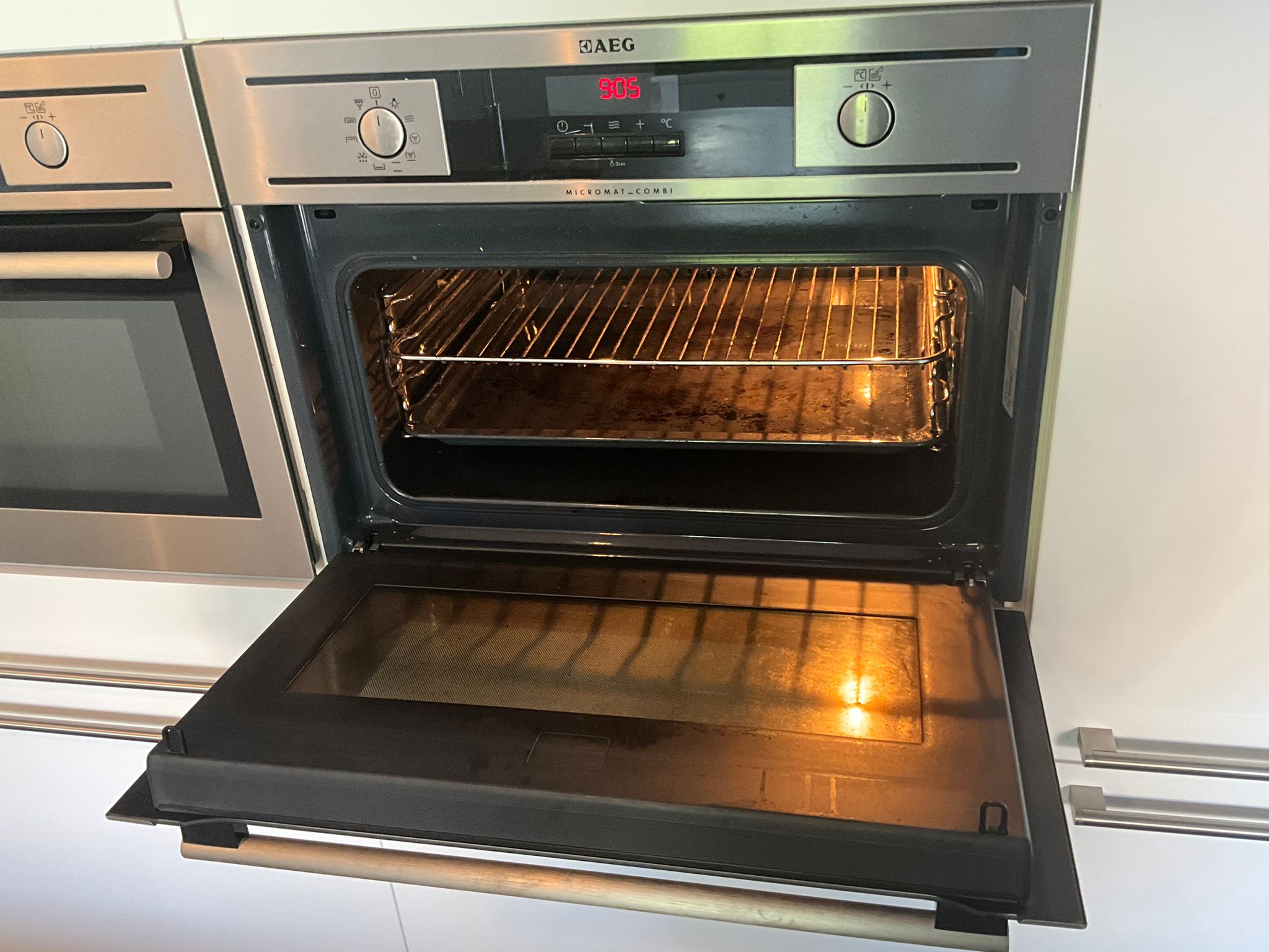 04471 - Modern witte schiereiland keuken