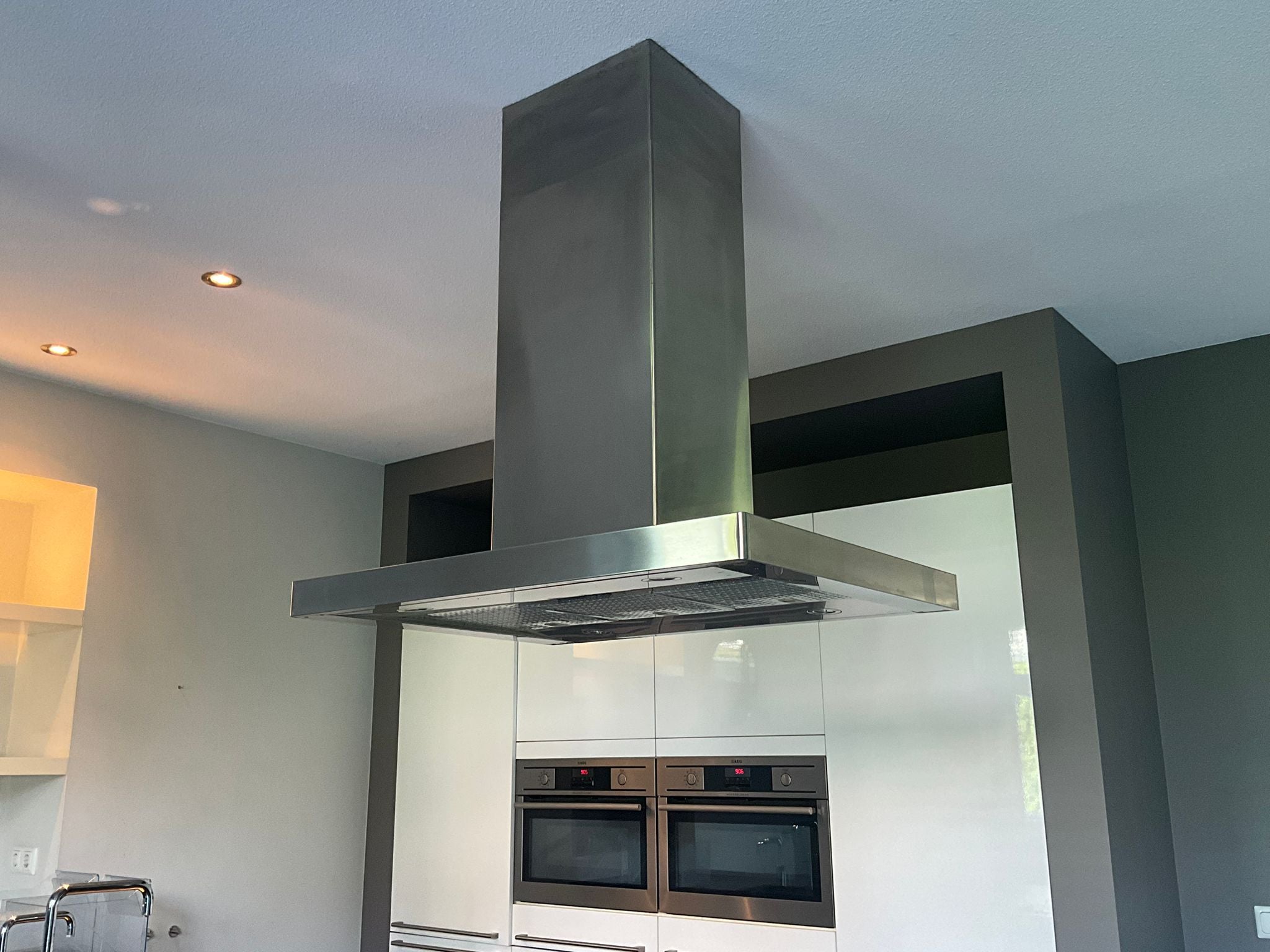 04471 - Modern witte schiereiland keuken