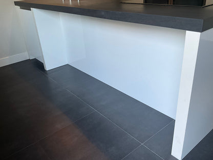 04471 - Modern witte schiereiland keuken