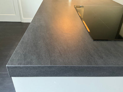 04471 - Modern witte schiereiland keuken