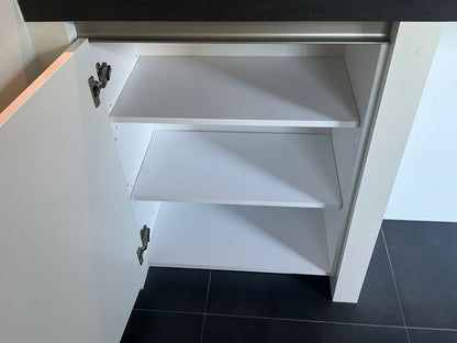 04471 - Modern witte schiereiland keuken