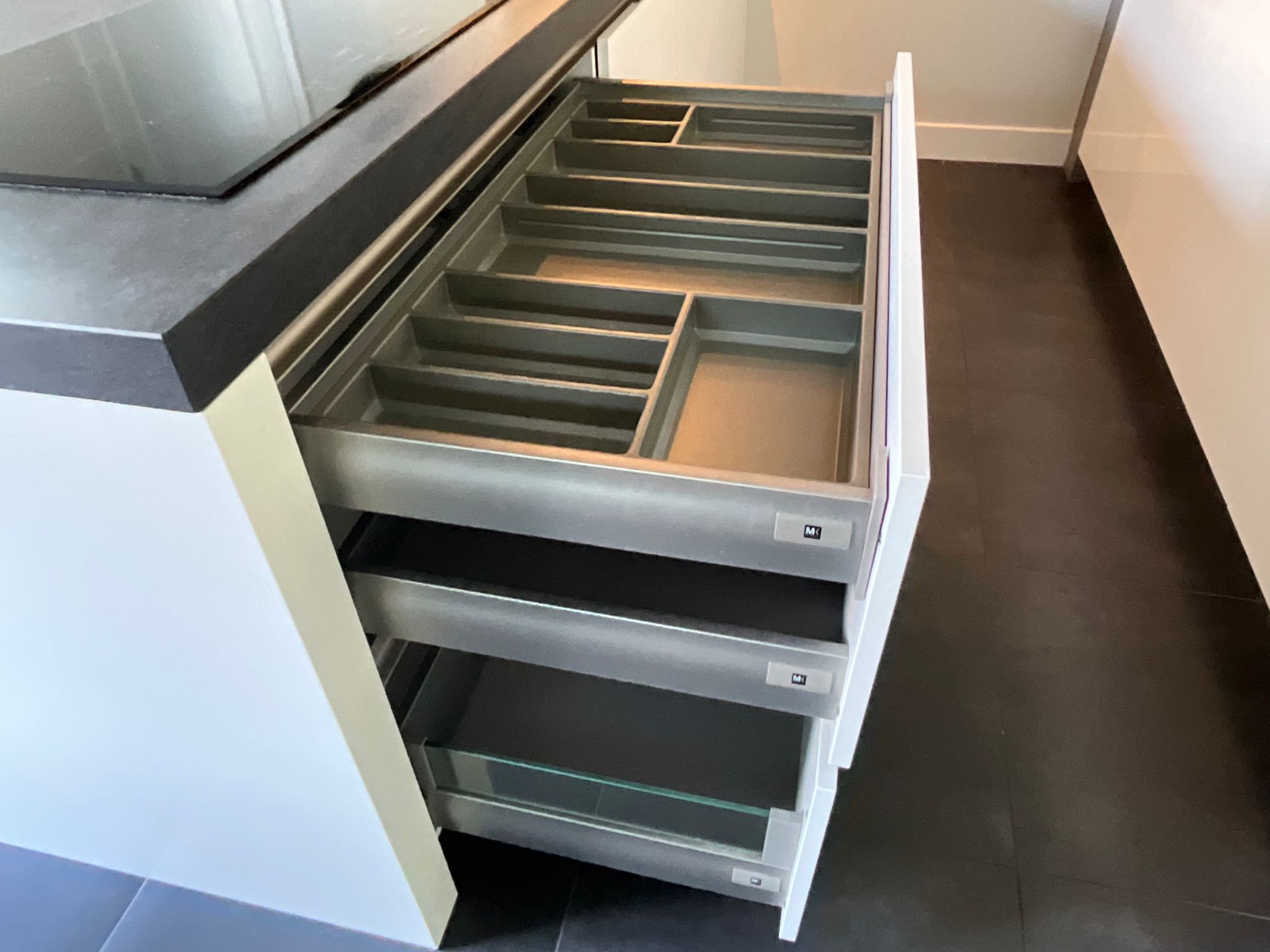 04471 - Modern witte schiereiland keuken