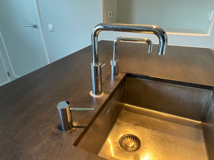 04471 - Modern witte schiereiland keuken