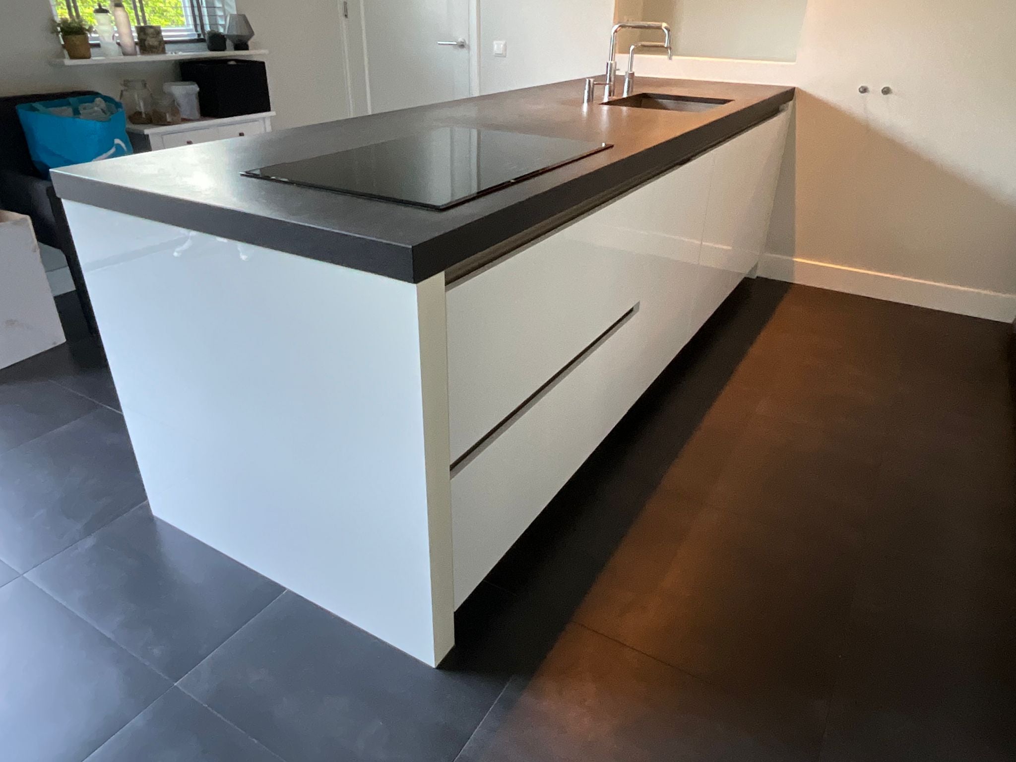 04471 - Modern witte schiereiland keuken